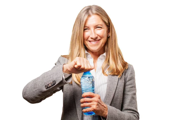 Anziana bella donna con bottiglia d'acqua — Foto Stock