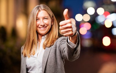 Tamam işareti ile üst düzey güzel kadın