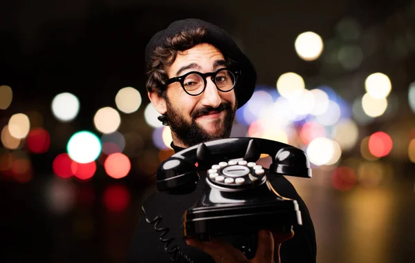 若いフランス人アーティスト、ビンテージの携帯電話で — ストック写真