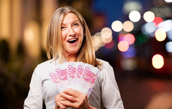 Mujer hermosa senior con billetes de euro — Foto de Stock