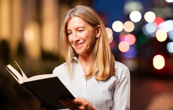 Senior belle femme avec un livre — Photo