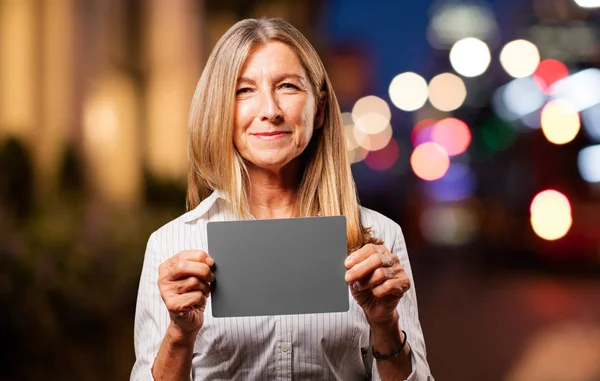 Senior mooie vrouw met grijze kaart — Stockfoto