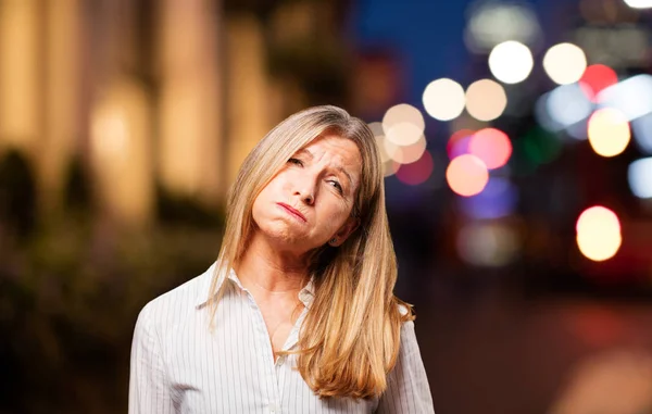 Äldre vacker kvinna i tråkig pose — Stockfoto