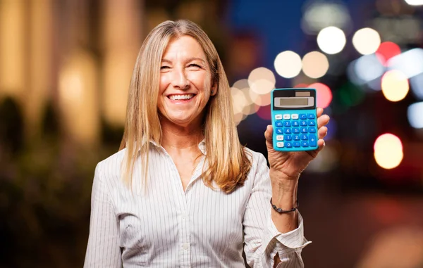 Mulher bonita sênior com calculadora — Fotografia de Stock