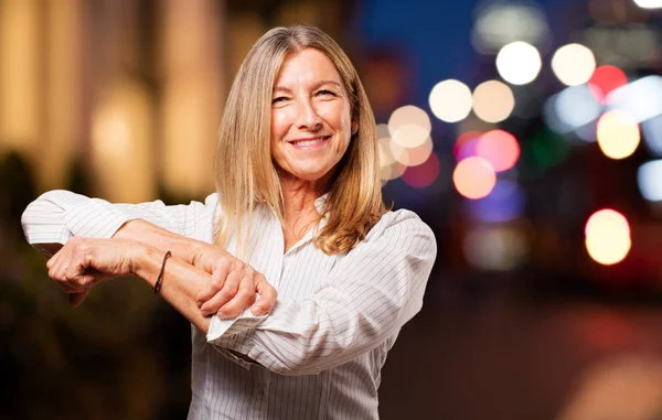 Anziana bella donna di fronte a una sfida — Foto Stock