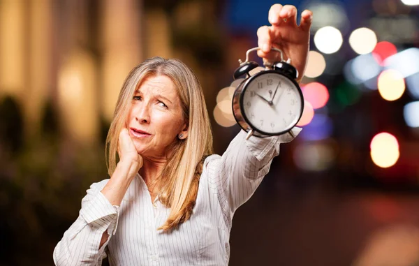 Anciano hermosa mujer con un reloj — Foto de Stock