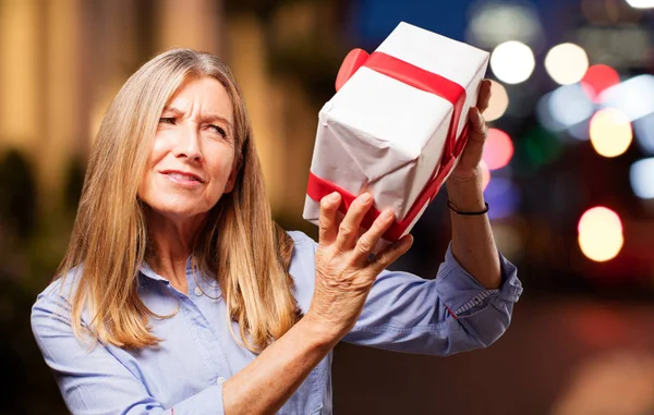 Senior schöne Frau mit Geschenk — Stockfoto