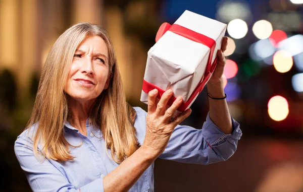 Senior hermosa mujer con regalo —  Fotos de Stock