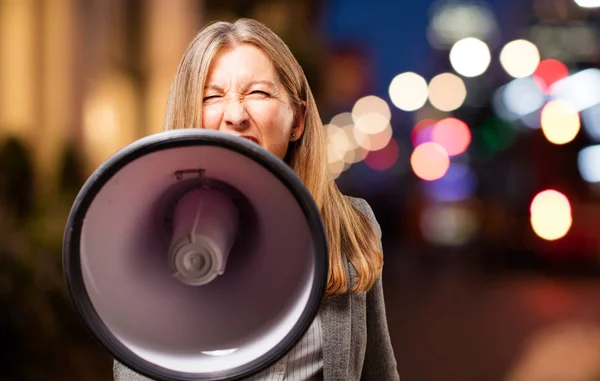 Äldre vacker kvinna med MegaFon — Stockfoto