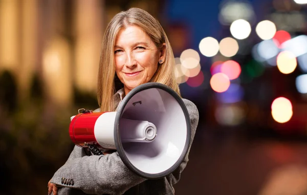 Äldre vacker kvinna med MegaFon — Stockfoto