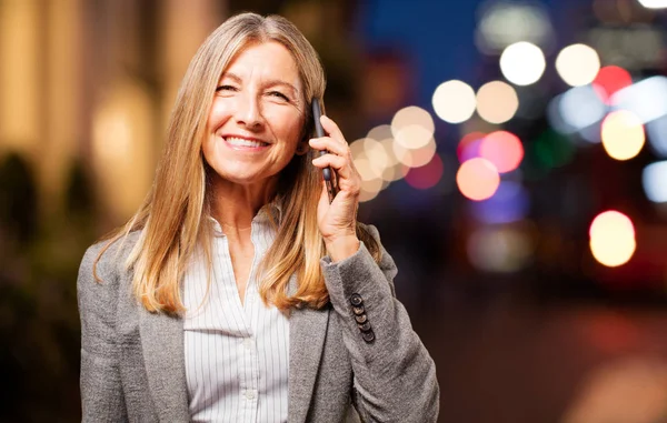 Vedoucí krásná žena s mobilním telefonem — Stock fotografie