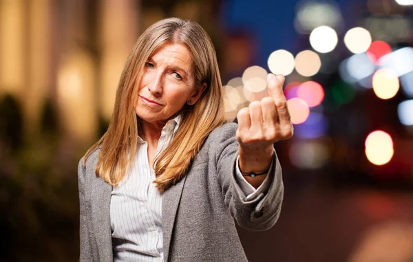 Senior vacker kvinna visar pengar tecken — Stockfoto