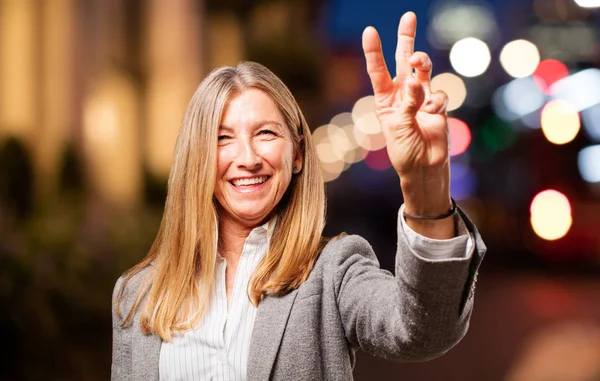 Mujer con el signo número dos — Foto de Stock