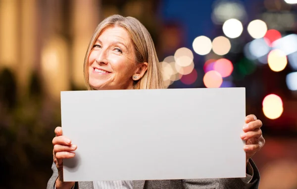 Äldre vacker kvinna med ett plakat — Stockfoto