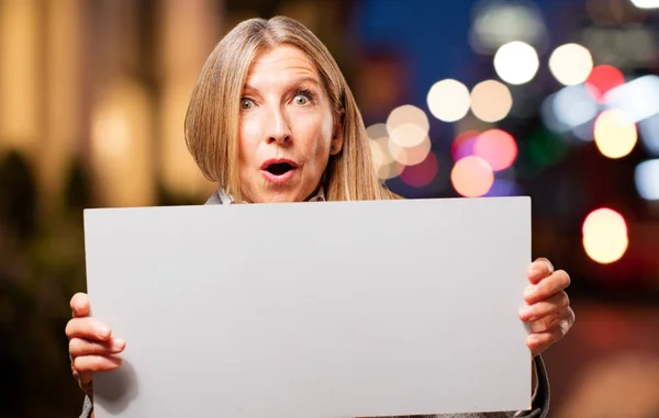 Äldre vacker kvinna med ett plakat — Stockfoto