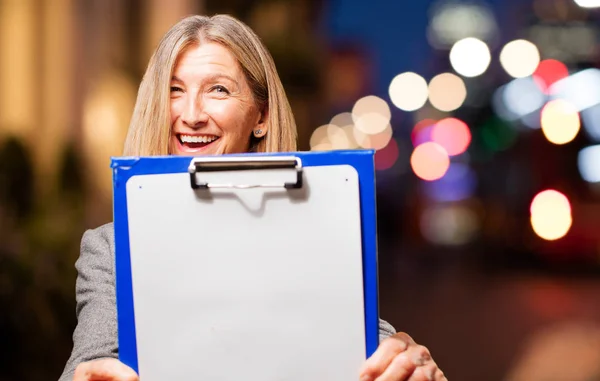 Senior mooie vrouw met een verslag — Stockfoto