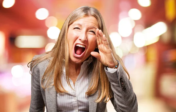 Vedoucí krásná žena křičí — Stock fotografie