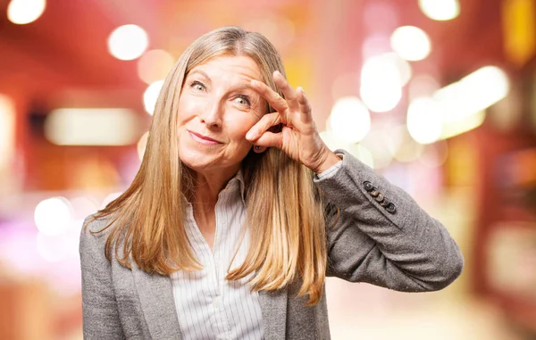 Anziana bella donna con segno di silenzio — Foto Stock