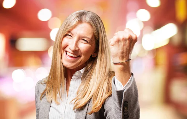 Anziana bella donna con segno di vittoria — Foto Stock