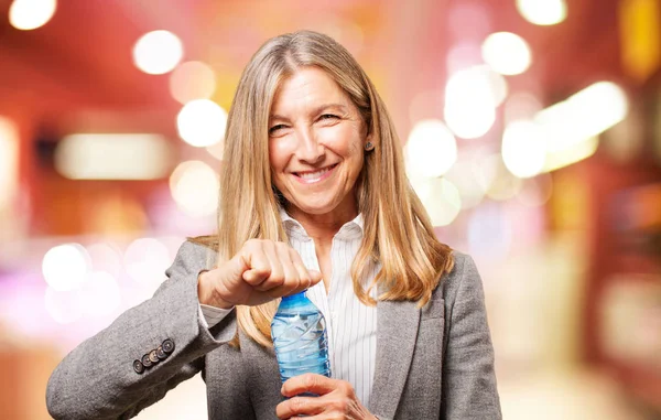 Mulher bonita sênior com garrafa de água — Fotografia de Stock