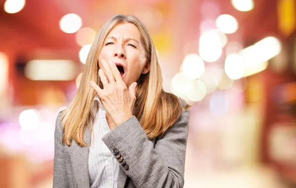 Senior mooie vrouw geeuwen — Stockfoto