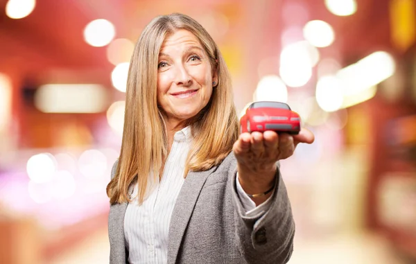 Anziana bella donna con auto giocattolo — Foto Stock