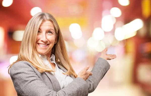 Senior schöne Frau zeigt Zeichen — Stockfoto