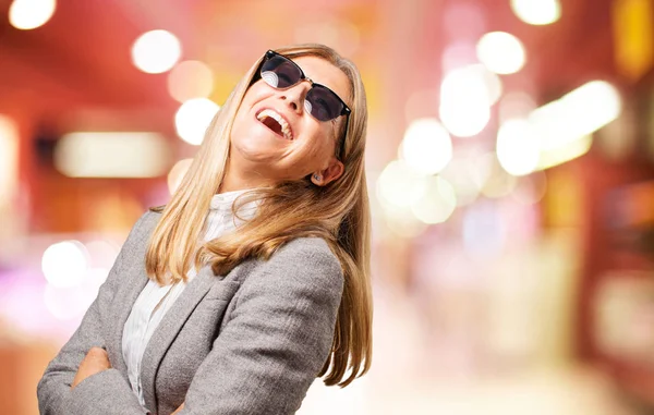 Äldre vacker kvinna i glasögon skrattar — Stockfoto