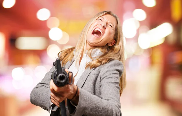 Senior beautiful woman with a rifle — Stock Photo, Image