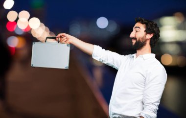 Genç komik adam çanta