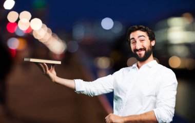 bir kitapla genç komik adam