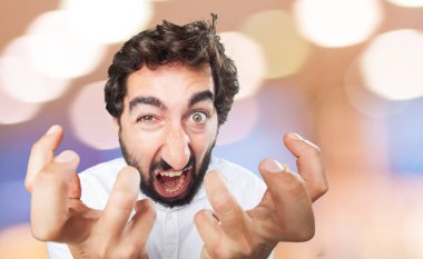 Genç komik adam kızgın poz