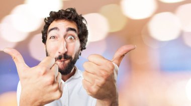 Tamam işareti ile komik delikanlı