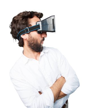 sanal gözlüklü genç komik adam