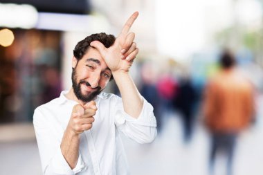 kaybeden işareti ile komik delikanlı