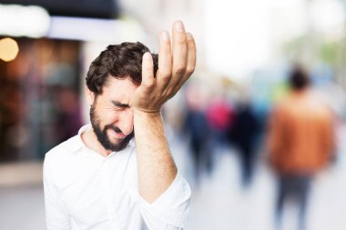 komik adam üzgün bir ifadeyle ağlıyor