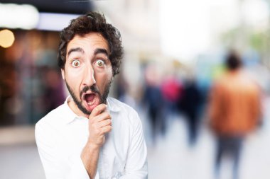 Genç komik adam şaşırmış