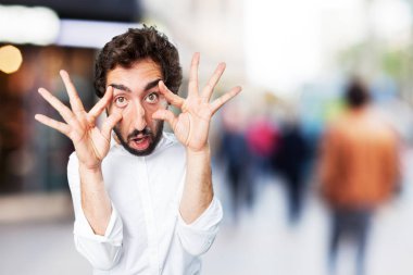 Genç komik adam şaşırmış