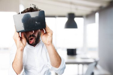 sanal gözlük ve sürpriz ifade ile adam