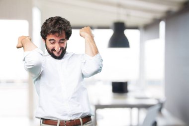 zafer işareti ile komik delikanlı