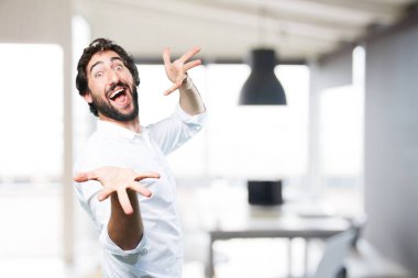 Genç komik adam gösteren jest