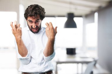 kızgın ifade ile komik delikanlı