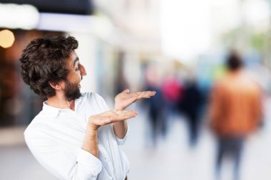 Genç komik adam gösteren jest