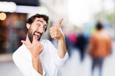 Tamam işareti ile komik delikanlı