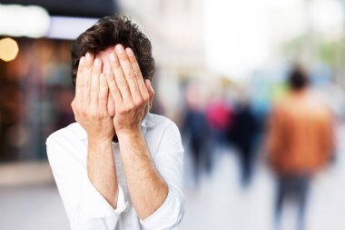 adam kapsayan gözlerle ifade katılmıyorum