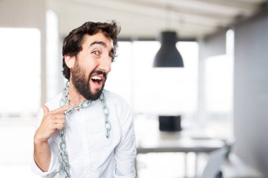 zincir endişeli poz ile komik adam