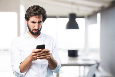 hareket eden telefon ile adam ve ifade katılmıyorum