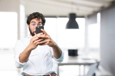 adam cep telefonu ve sürpriz ifade