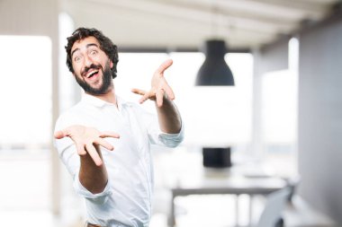 Genç komik adam gösteren jest