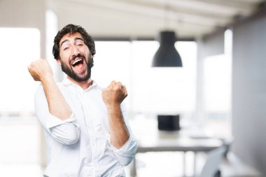 zafer işareti ile komik delikanlı